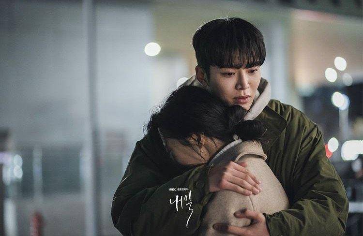 Choi Joon Woong menenangkan gadis yang mau bunuh diri (Instagram.com/mbcdrama_now)