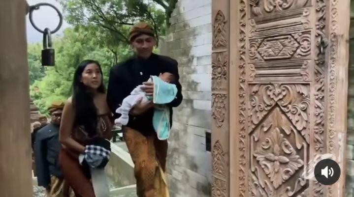 Diam-diam Punya Anak, 10 Momen Akikah Putra Pertama Olivia Zalianty