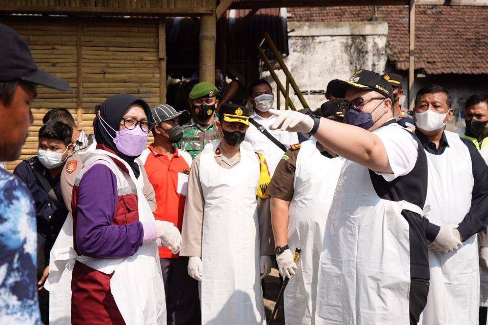 Bupati Hanindhito Himawan Pramana bersama Forum Koordinasi Pimpinan Daerah (Forkopimda) Kabupaten Kediri mendatangi Pasar Hewan Pare untuk berdialog dengan pedagang sapi, Senin (23/5/2022). (Dok. Kediri)