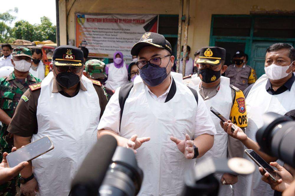 Bupati Hanindhito Himawan Pramana bersama Forum Koordinasi Pimpinan Daerah (Forkopimda) Kabupaten Kediri mendatangi Pasar Hewan Pare untuk berdialog dengan pedagang sapi, Senin (23/5/2022). (Dok. Kediri)