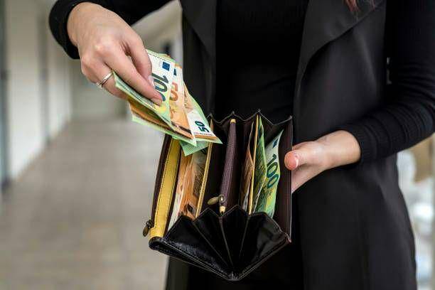 ilustrasi merapikan dompet (istockphoto.com/alfexe)