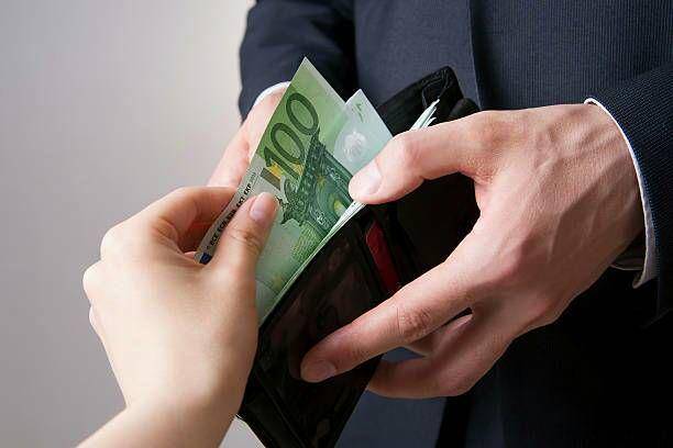 ilustrasi memegang uang (istockphoto.com/Staras)