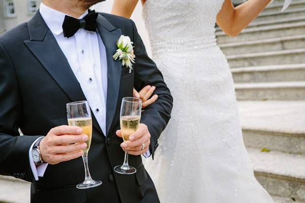Perbedaan jas dan tuxedo berdasarkan penggunaan (unsplash.com/jsnbrsc)