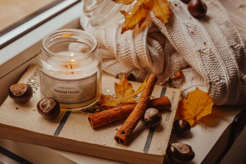 ilustrasi lilin aromaterapi beraroma kayu manis (pexels.com/malina-sirbu)