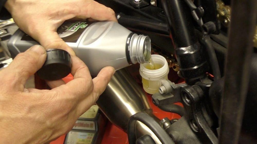 Pengendara Harus Tahu, Ini 4 Fakta Seputar Minyak Rem Motor