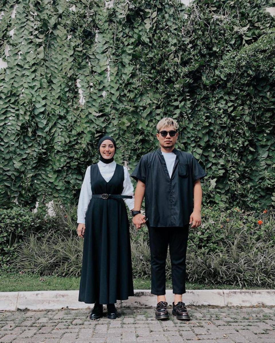 Dress Brokat hingga OOTD Couple Warna Hitam (instagram.com/monicaimas)