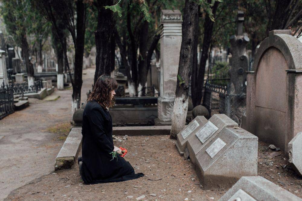 ilustrasi berdoa di makam (pexels.com/Arina Krasnikova)