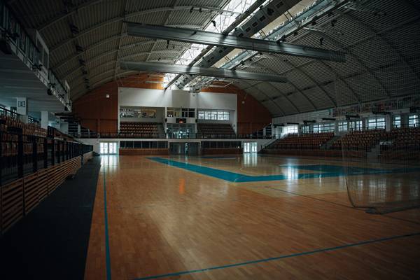 Perbedaan bola tangan dan bola basket berdasarkan ukuran lapangan (pexels.com/bence-szemerey-337043)
