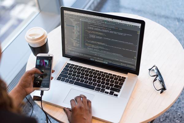 Menawarkan jasa pembuatan website sebagai ide bisnis digital (pexels.com/divinetechygirl)