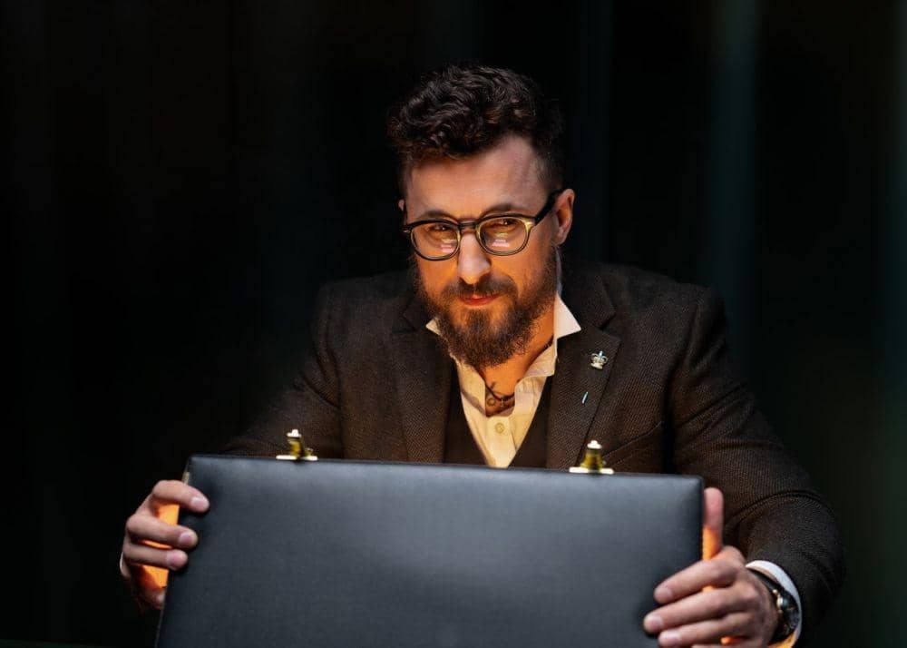 ilustrasi pria serakah (pexels.com/cottonbro)