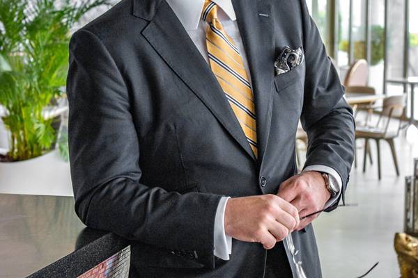 Perbedaan jas dan tuxedo berdasarkan material (unsplash.com/phillshaw)