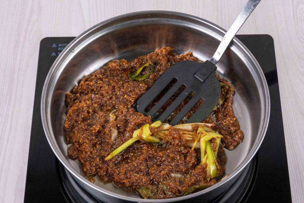 ilustrasi membuat bumbu hitam khas Madura (asianfoodnetwork.com)