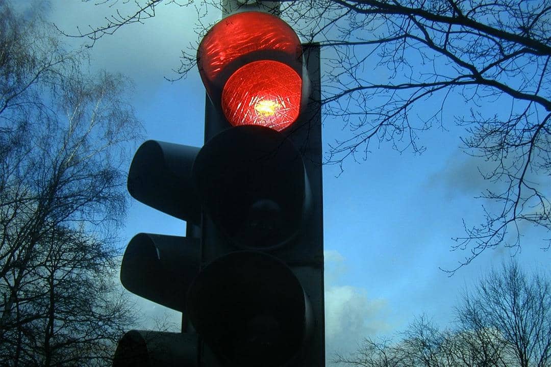 Ilustrasi lampu merah.
