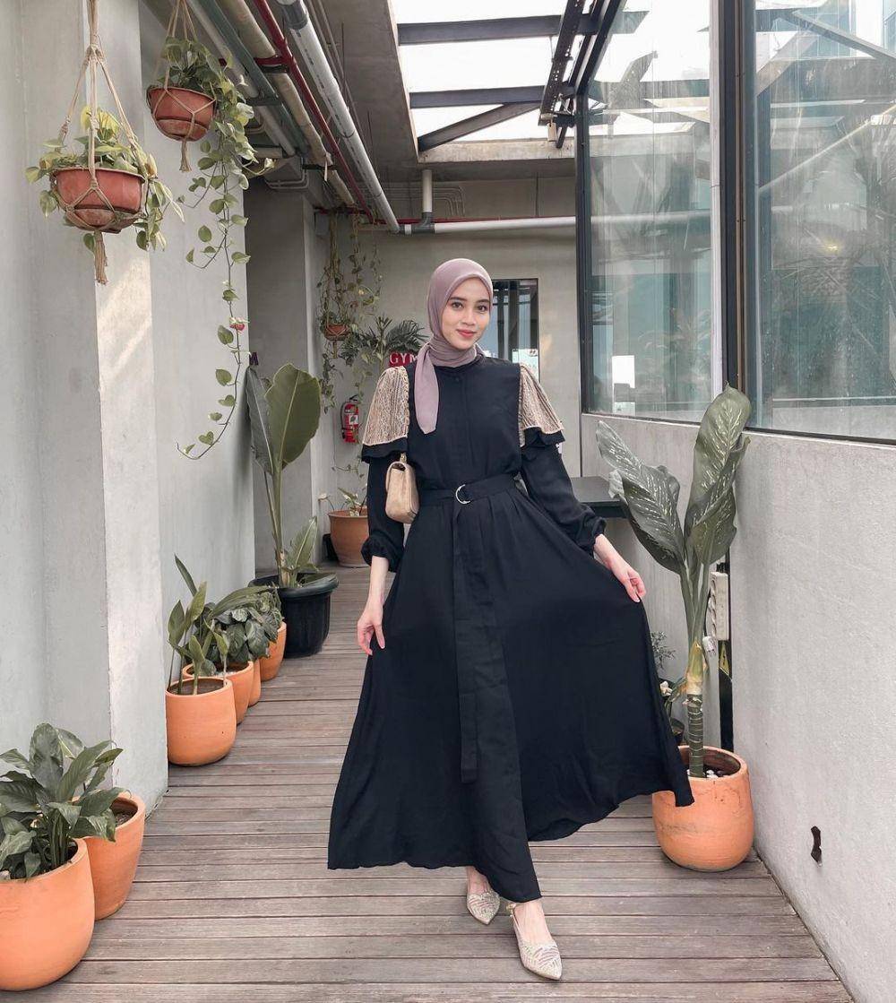 Dress Brokat hingga OOTD Couple Warna Hitam (instagram.com/vinamaulina)