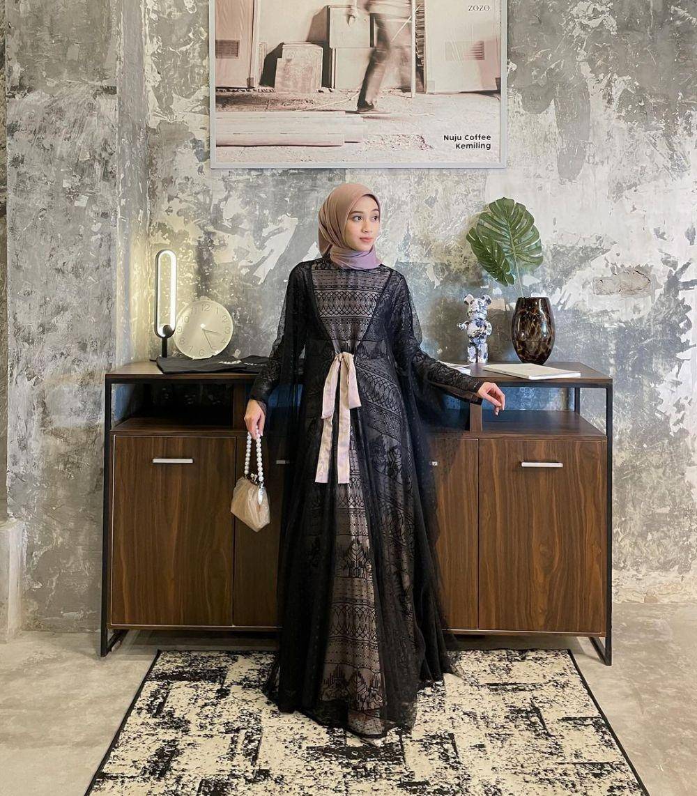 Dress Brokat hingga OOTD Couple Warna Hitam (instagram.com/vinamaulina)