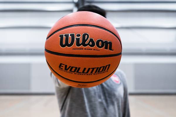 Perbedaan bola tangan dan bola basket berdasarkan bola (unsplash.com/@wellsschan)