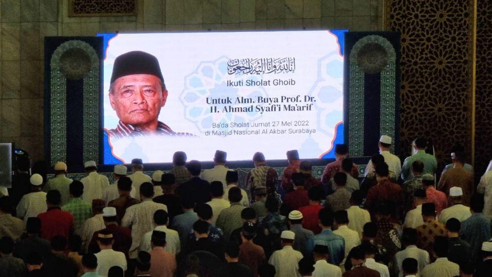 Warga Jatim Salat Ghaib untuk Buya Syafii di Masjid Al-Akbar
