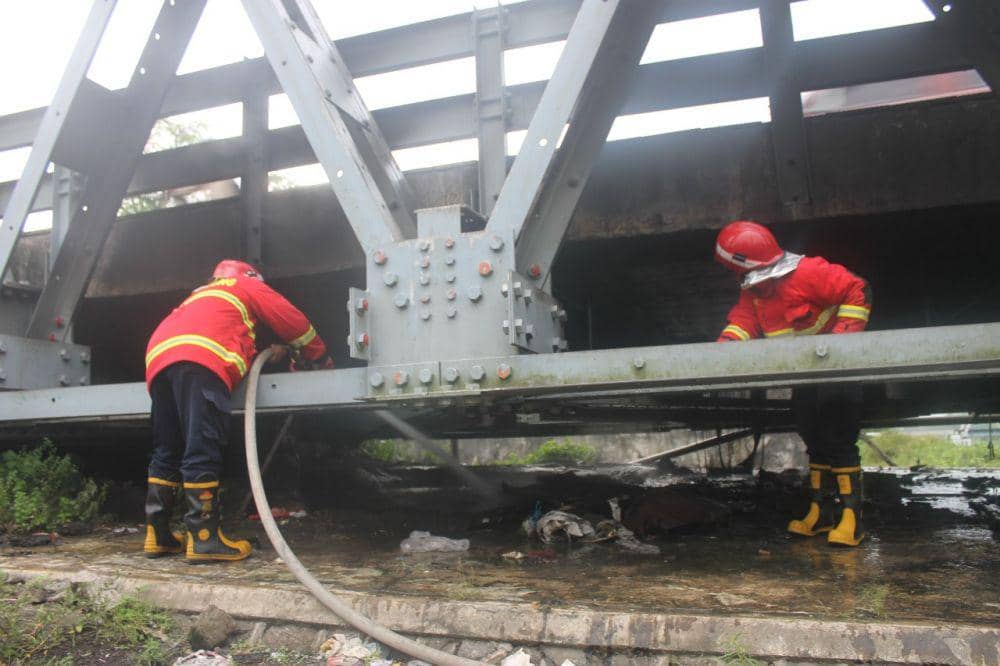 Petugas Damkar padamkan api dibawah jembatan ngujang