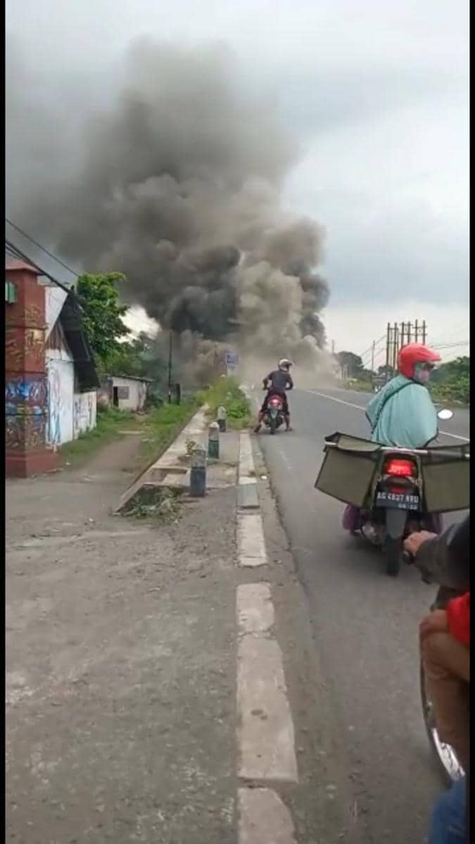 Tangkapan layar video asap dari bawah Jembatan Ngujang Tulungagung