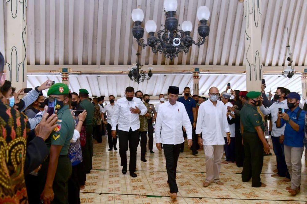 [BREAKING] Jokowi Tiba di Masjid Kauman, Salati Jenazah Buya Syafii