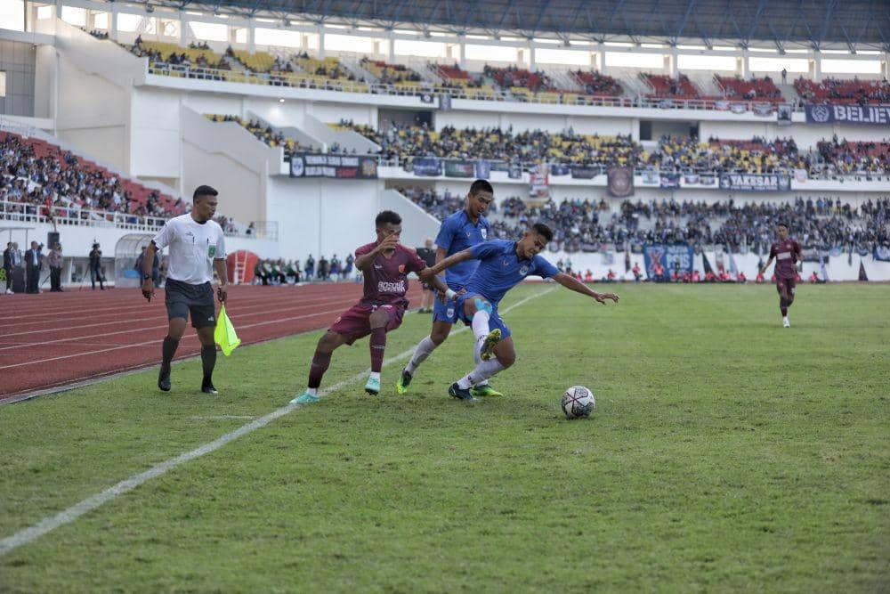 Para pemain PSM Makassar dalam situasi perebutan bola dengan pemain PSIS Semarang dalam laga uji coba di Stadion Jatidiri Semarang, Sabtu 28 Mei 2022. (Dok. MO PSM Makassar)