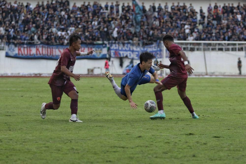 Para pemain PSM Makassar dalam situasi perebutan bola dengan pemain PSIS Semarang dalam laga uji coba di Stadion Jatidiri Semarang, Sabtu 28 Mei 2022. (Dok. MO PSM Makassar)