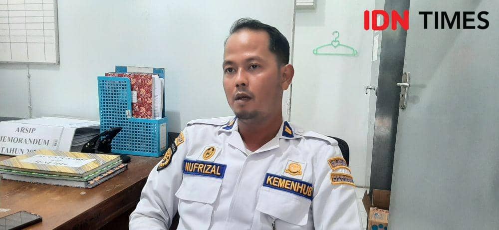 Koordinator Syahbandar Pos Pelabuhan Paotere Makassar, Nufrizal Atmakaesa saat diwawancarai, Sabtu (28/5/2022). Dahrul Amri/IDN Times Sulsel