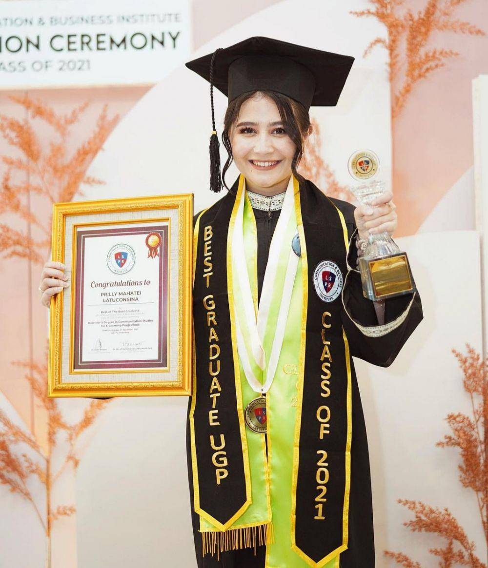potret kelulusan Prilly (instagram.com/prillylatuconsina96)