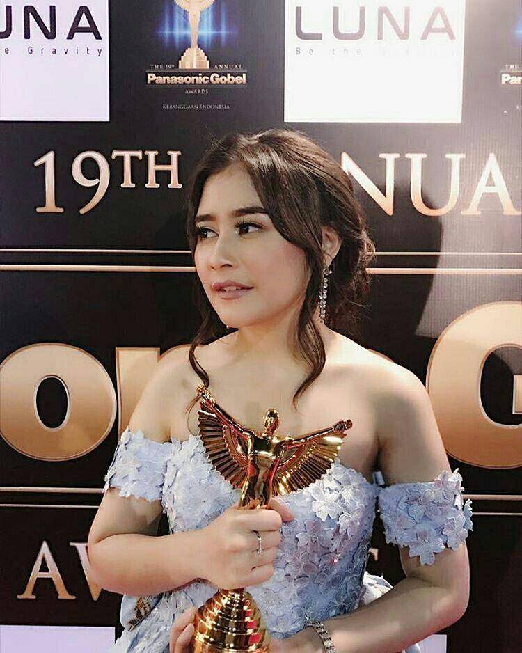 Prilly dan Trofi Panasonic Gobel Awards (instagram.com/baiqnaya87)