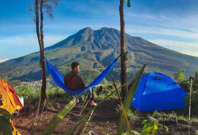 pemandangan Gunung Lawu di Bukit Mongkrang, Karanganyar (instagram.com/khoirultr)