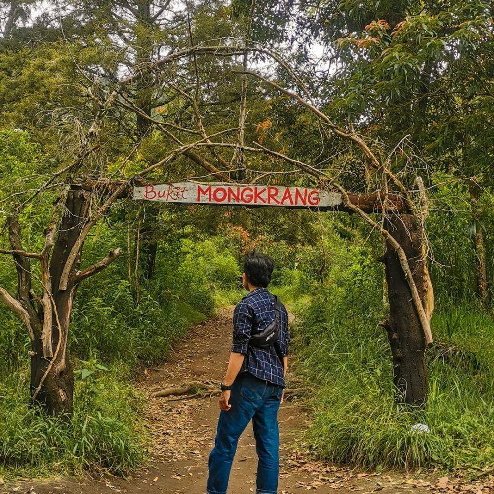 gerbang masuk Bukit Mongkrang, Karanganyar (instagram.com/zonalayakhuni)