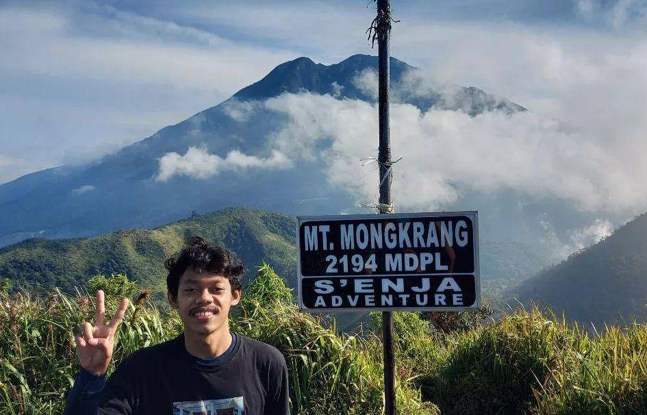 potret pendaki dengan pemandangan Gunung Lawu di Bukit Mongkrang, Karanganyar (instagram.com/kristianandhiprakoso)
