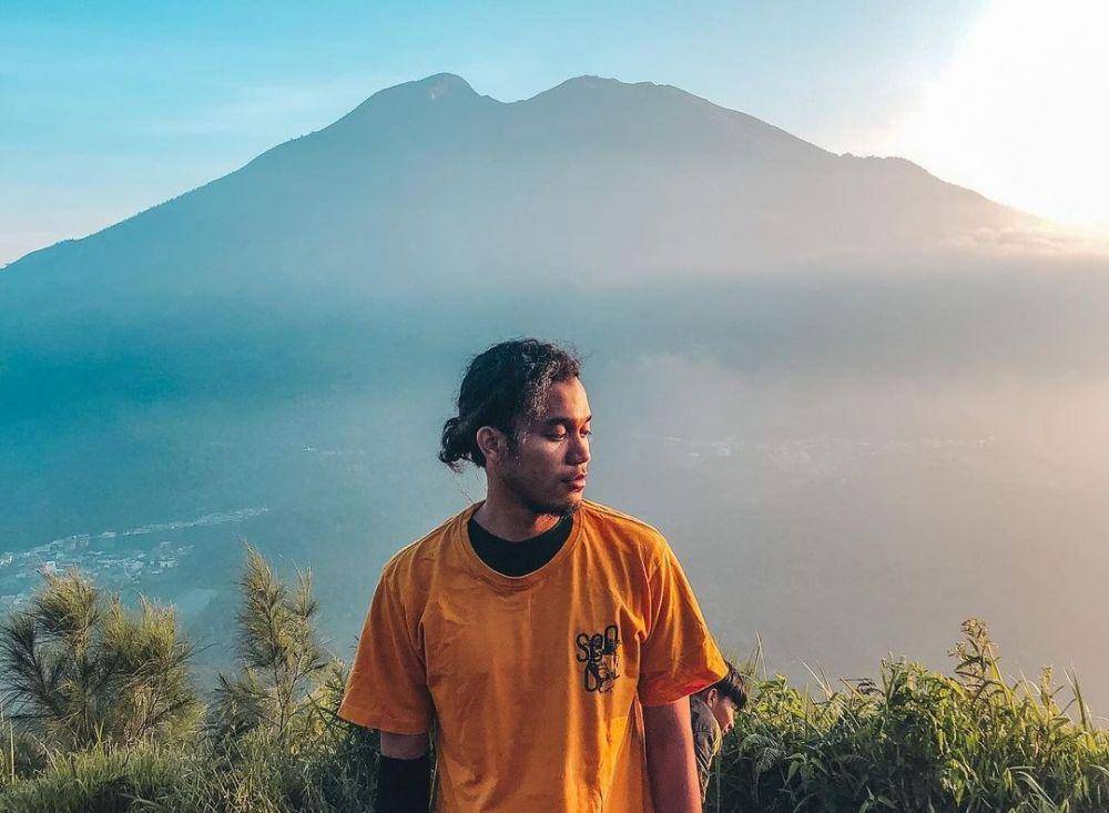 potret pendaki dengan pemandangan Gunung Lawu di Bukit Mongkrang, Karanganyar (instagram.com/aliimron_10)