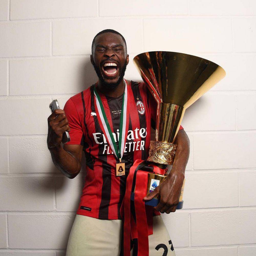 Fikayo Tomori merengkuh gelar juara Serie A 2021/2022 bersama AC Milan. (instagram.com/acmilan)