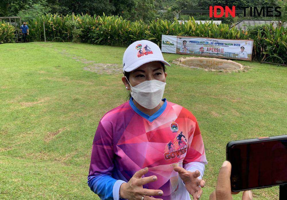 Walikota Singkawang, Tjhai Chui Mie di Taman Satwa Lembah Hijau. (IDN Times/Rohmah Mustaurida).