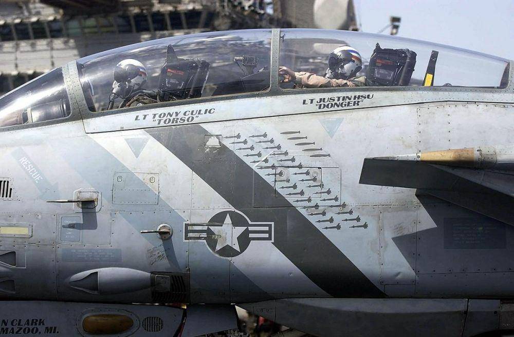 F-14 Tomcat diawaki oleh dua orang awak; pilot di kursi depan dan RIO (Radar Intercept Officer) di kursi belakang (theaviationgeekclub.com)