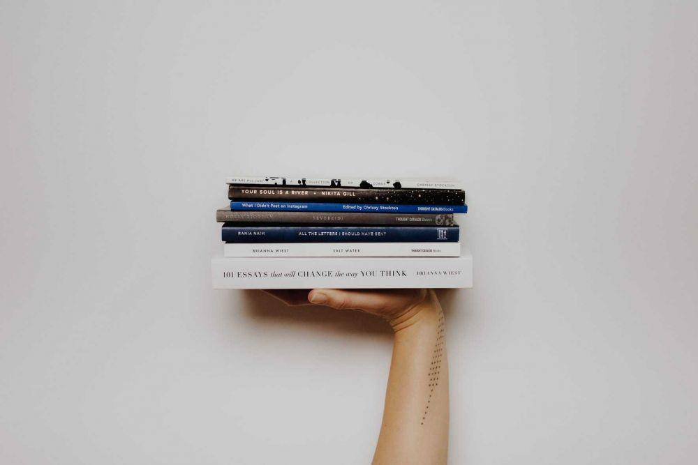 ilustrasi memegang buku (unsplash.com/@thoughtcatalog)