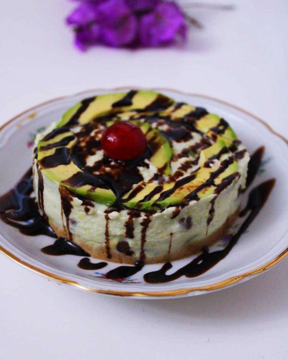 Avocado cheese cake (instagram.com/fitwithrestu)