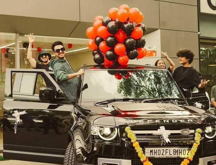 9 Potret Artis India Tony Kakkar Beli Mobil Baru, Sekeluarga Senang!