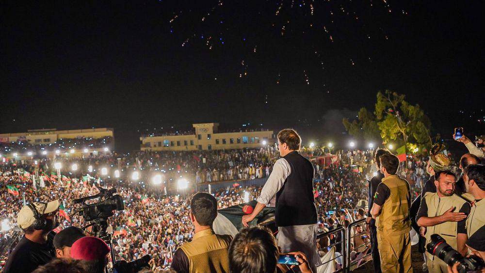 Eks PM Pakistan, Imran Khan, saat berpidato di depan pendukungnya. (twitter.com/ImranKhanPTI)
