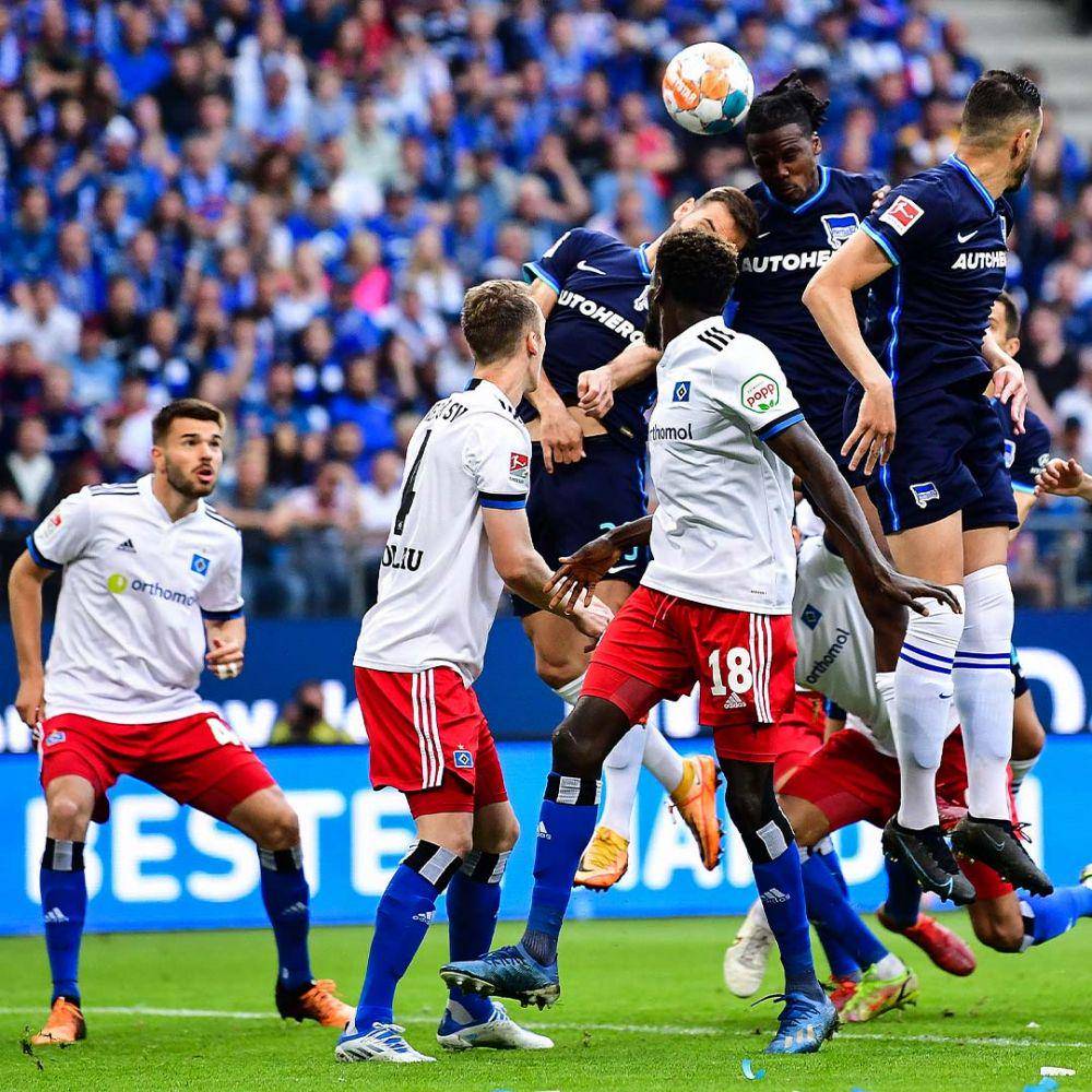 Pemain Hamburger SV ketika menghadapi Hertha Berlin di laga play-off, Senin (23/5/2022). (twitter.com/HSV)