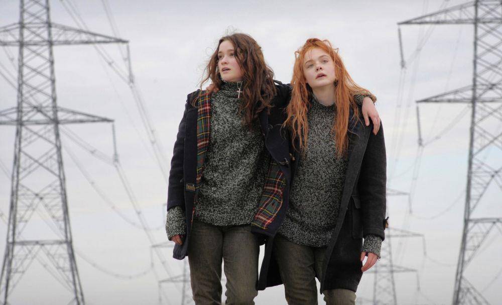 Elle Fanning sebagai Ginger dan Alice Englert sebagai Rosa (dok. IMDb/Ginger and Rosa)