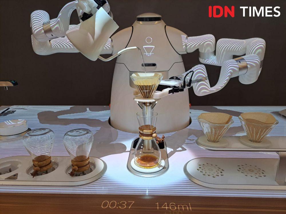 Robot Jadi Barista Kopi di Mal Tangerang, Canggih Banget!