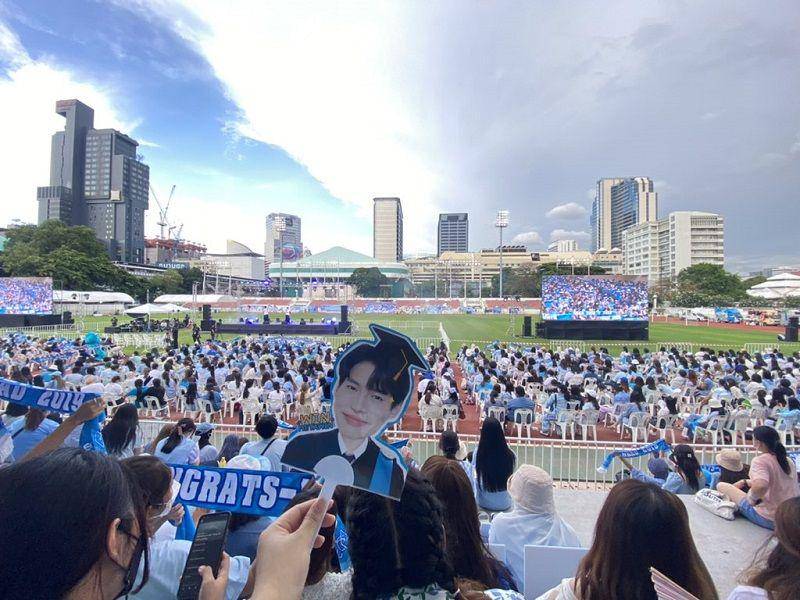 potret kehadiran para fans di wisuda Win Metawin(twitter.com/meeeu15)