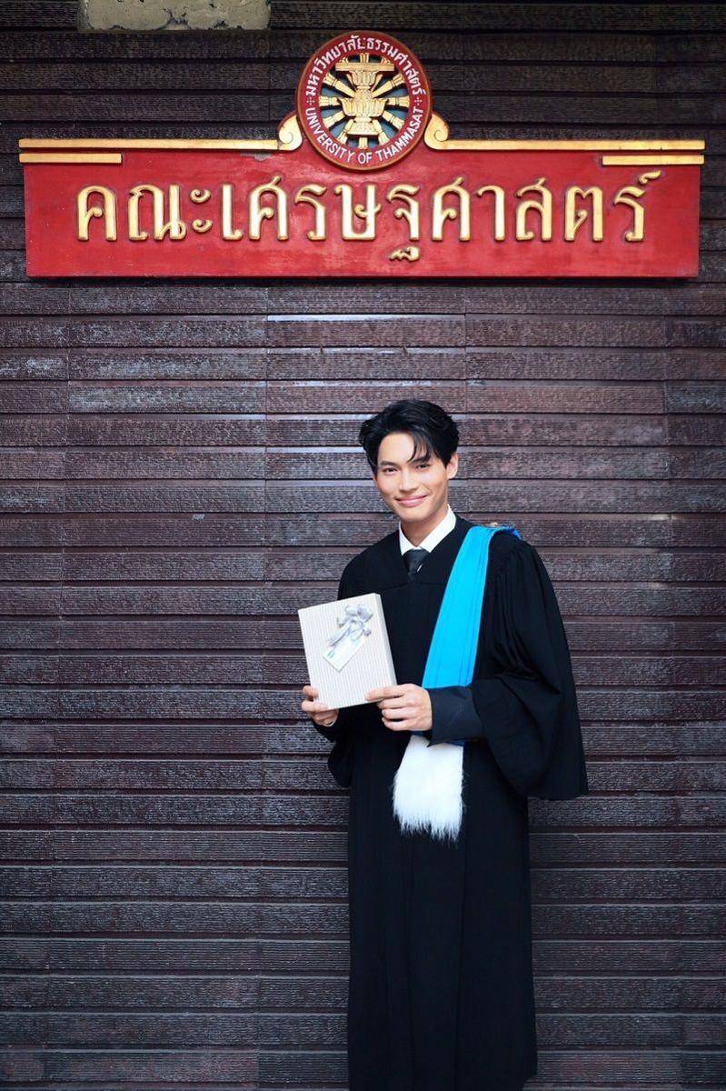 potret Win Metawin wisuda(twitter.com/GMMTV)