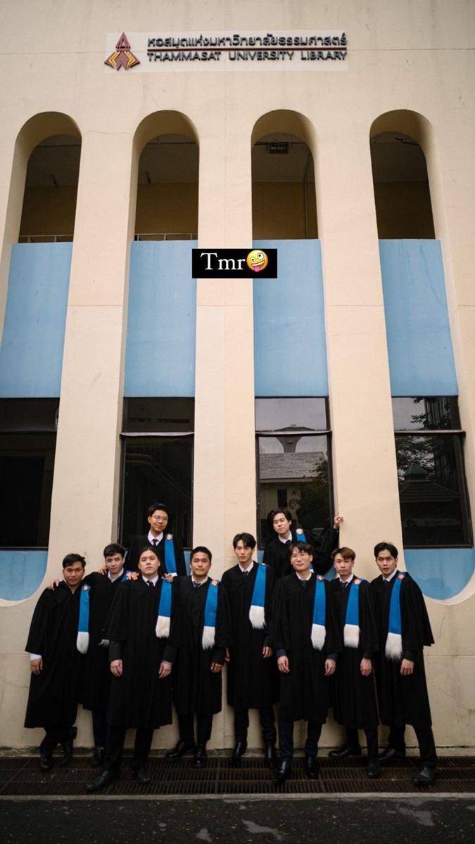 potret wisuda Win Metawin bersama teman seangkatan(twitter.com/_opywpyy_)