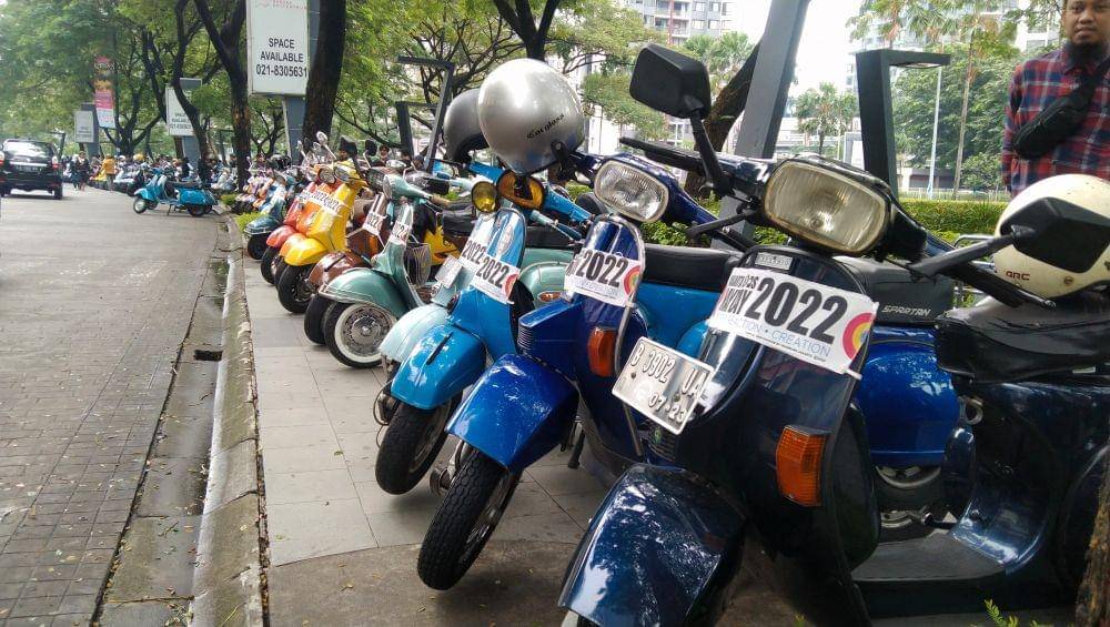 Deretan vespa pada event Jakarta Mods May Day 2022. IDN Times/Rivera Jesica Souisa
