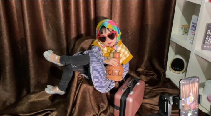 10 Gaya Kece Lala Ikut Tren Gucci Model Challenge, Kecil-kecil Badass!