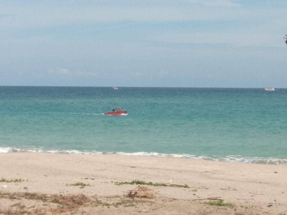 Proses pencarian korban terseret ombak di Pantai Swiss (Dok. Polres Sumbawa Barat)