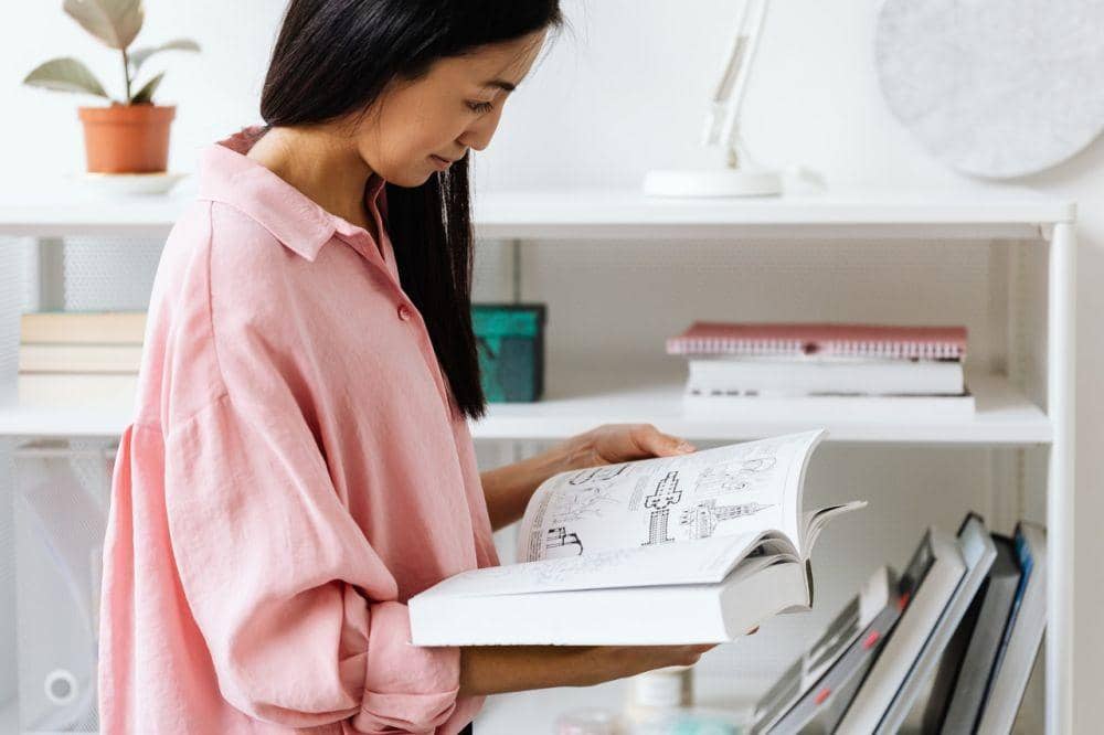 ilustrasi membaca buku (pexels.com/Karolina Grabowska)